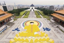 Ngày 29/04/2012, khoảng 7,400 học viên Pháp Luân Công ở Đài Loan đã xếp hình bức ảnh Đại Sư Lý Hồng Chí tại Quảng trường Tự do của Đài Bắc. Cảnh tượng rất tráng lệ. (Ảnh: Minh Huệ Net)