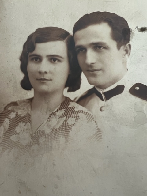 Ông Ticu và bà Lucia Novacovici, cha mẹ của ông Dan. (Ảnh: Đăng dưới sự cho phép của ông Dan Novacovici)