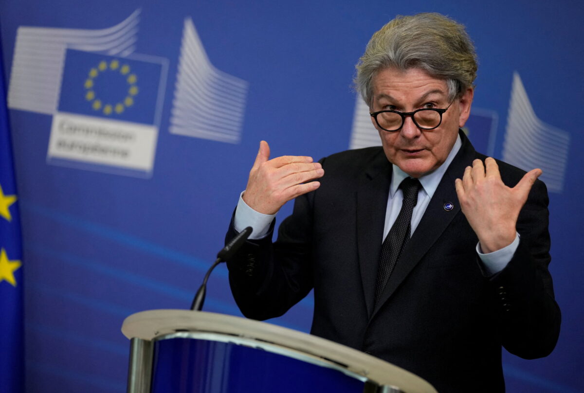 Ông Thierry Breton, Ủy viên Thị trường Nội bộ Âu Châu, nói trong một buổi lễ ký kết liên quan đến Đạo luật Vi mạch Bán dẫn (Chips Act) tại trụ sở chính của EU ở Brussels, Bỉ, vào ngày 08/02/2022. (Ảnh: Virginia Mayo/Pool qua Reuters)