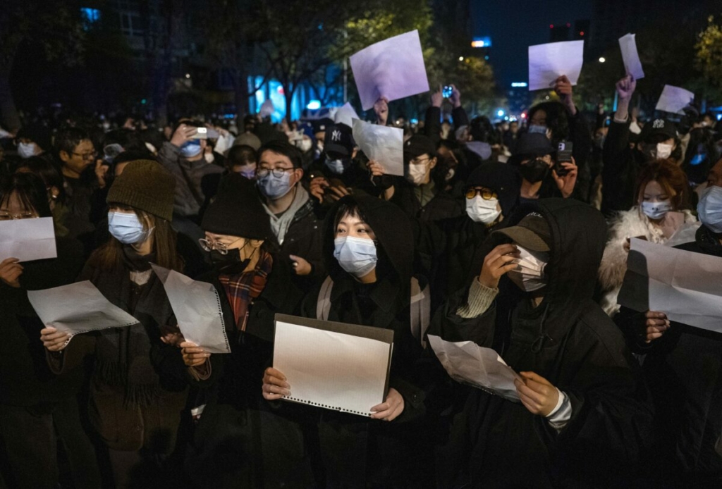 Người biểu tình ở Bắc Kinh giơ những tờ giấy trắng để phản đối việc kiểm duyệt và các biện pháp zero-COVID nghiêm ngặt của Trung Quốc, vào ngày 27/11/2022. (Ảnh: Kevin Frayer/Getty Images)