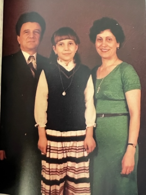 Ông Dan Novacovici cùng vợ, bà Emilia, và con gái Anca, ở Pháp, khoảng năm 1982. (Ảnh: Đăng dưới sự cho phép của ông Dan Novacovici)
