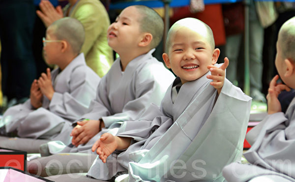 Bức ảnh các tiểu hòa thượng tham gia “khóa tu ngắn hạn” tại Hàn Quốc. (Ảnh: Toàn Vũ/Epoch Times)