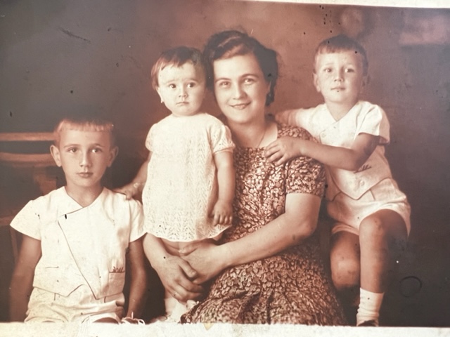 Ông Dan Novacovici (phải) khi còn nhỏ, cùng mẹ và các anh chị em. (Ảnh: Đăng dưới sự cho phép của ông Dan Novacovici)