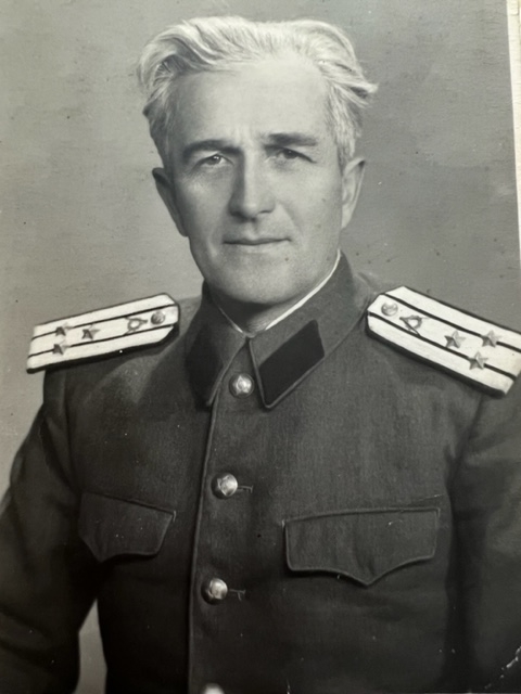 Cha của ông Dan Novacovici, ông Ticu, từng là đại tá trong quân đội Romania. (Ảnh: Đăng dưới sự cho phép của ông Dan Novacovici)