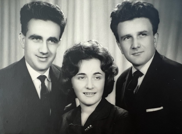 Ông Dan Novacovici (phải) cùng anh trai, ông Doru, và em gái, bà Doina. (Ảnh: Đăng dưới sự cho phép của ông Dan Novacovici)
