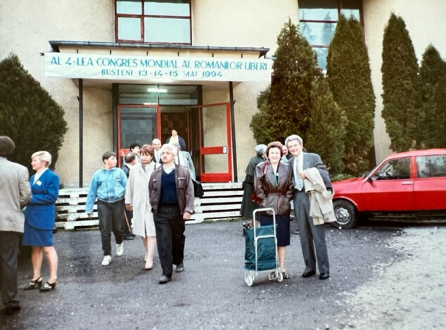 Ông Dan Novacovici (phải) cùng vợ tại hội nghị lần thứ tư của Worldwide Union of Free Romanians (Liên đoàn những người Romania tự do trên toàn thế giới), được tổ chức lần đầu tiên tại Romania vào năm 1994. (Ảnh: Đăng dưới sự cho phép của ông Dan Novacovici)