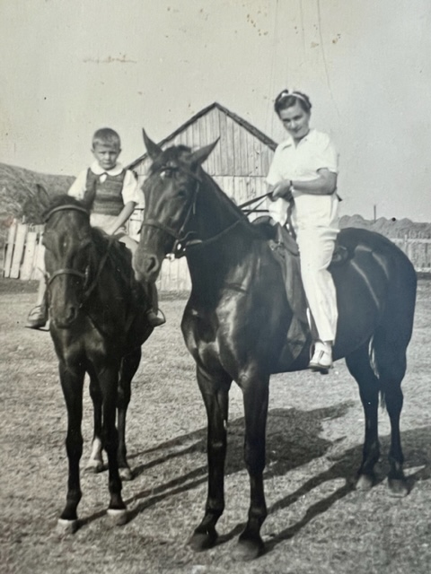 Ông Dan Novacovici (trái) và mẹ của ông, bà Lucia (cưỡi ngựa đua Dolina), trong trang trại rộng 100 ha của bà dì bên ngoài thủ đô Bucharest năm 1944. (Ảnh: Đăng dưới sự cho phép của ông Dan Novacovici)