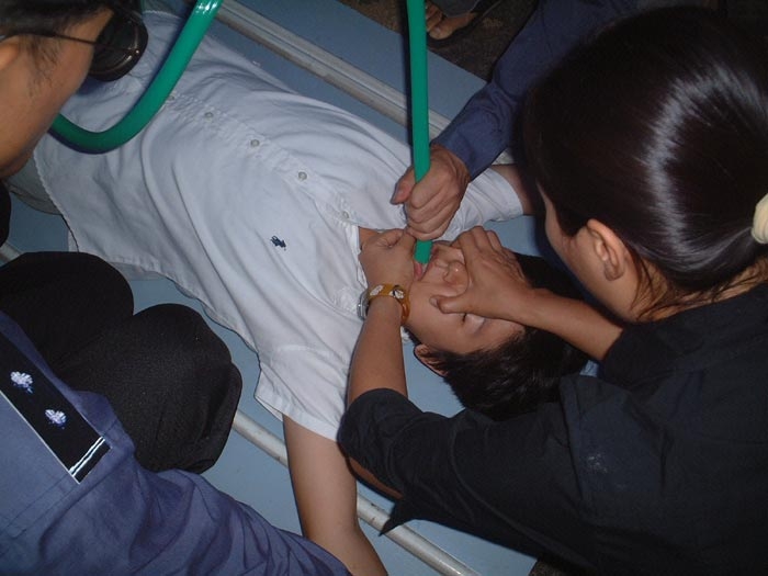 Tái hiện cảnh tượng công an sử dụng phương pháp tra tấn bức thực đối với một học viên Pháp Luân Công xảy ra tại Trại giam Quận Hồng Kiều ở Thiên Tân, Trung Quốc. (Ảnh: Đăng dưới sự cho phép của Minghui.org)