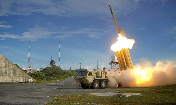 Một thiết bị đánh chặn Hệ thống Phòng thủ Hỏa tiễn Tầm cao Giai đoạn cuối (THAAD) được phóng trong một cuộc thử nghiệm đánh chặn thành công, trong bức ảnh tư liệu không đề ngày tháng này do Cơ quan Phòng thủ Hỏa tiễn, Bộ Quốc phòng Hoa Kỳ cung cấp. (Bộ Quốc phòng Hoa Kỳ, Cơ quan Phòng thủ Hỏa tiễn/Phát qua Reuters)