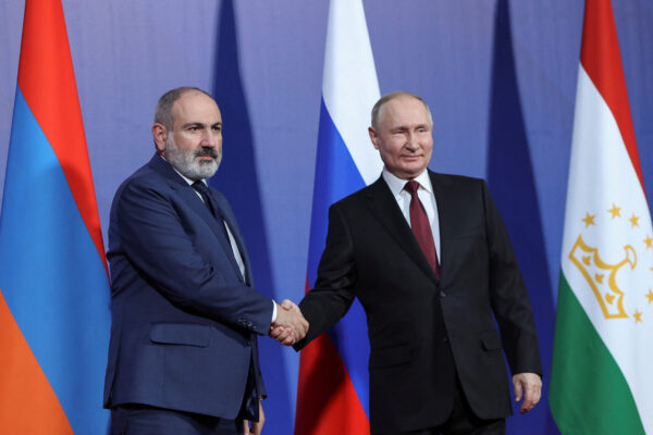 Thủ tướng Armenia Nikol Pashinyan và Tổng thống Nga Vladimir Putin bắt tay tại hội nghị thượng đỉnh CSTO ở Yerevan, hôm 23/11/2022. (Ảnh: Hayk Baghdasaryan/Photolure qua Reuters)