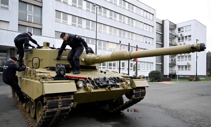 Các thành viên của quân đội Slovakia kiểm tra một chiếc xe tăng Leopard của Đức nằm trong một thỏa thuận sau khi Slovakia tặng phương tiện chiến đấu cho Ukraine, tại Bratislava, Slovakia, vào ngày 19/12/2022. (Ảnh: Radovan Stoklasa/Reuters)