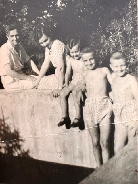 Ông Dan Novacovici (phải) cùng cha mẹ và anh chị em trong khu đất của bà dì ở Beneasa, ngoại ô Bucharest, khoảng năm 1945. (Ảnh: Đăng dưới sự cho phép của ông Dan Novacovici)
