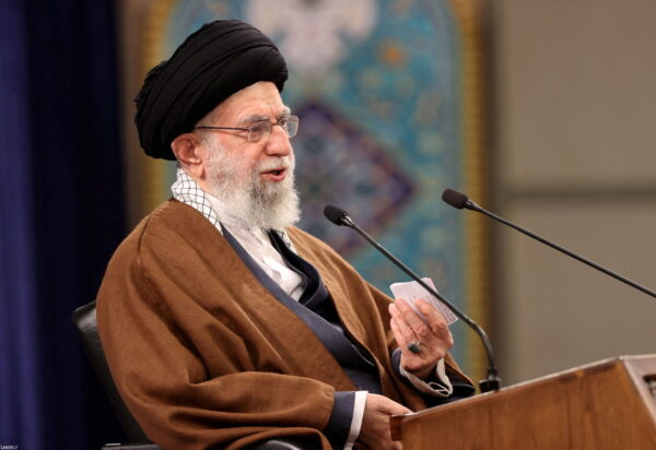 Ông Ayatollah Ali Khamenei, Lãnh tụ Tối cao của Iran, diễn thuyết trong một cuộc họp qua video với những người đến từ Đông Azarbaijan tại Tehran, Iran vào ngày 17/02/2022. (Ảnh: Văn phòng Lãnh tụ Tối cao Iran/WANA/Tư liệu báo chí qua Reuters)