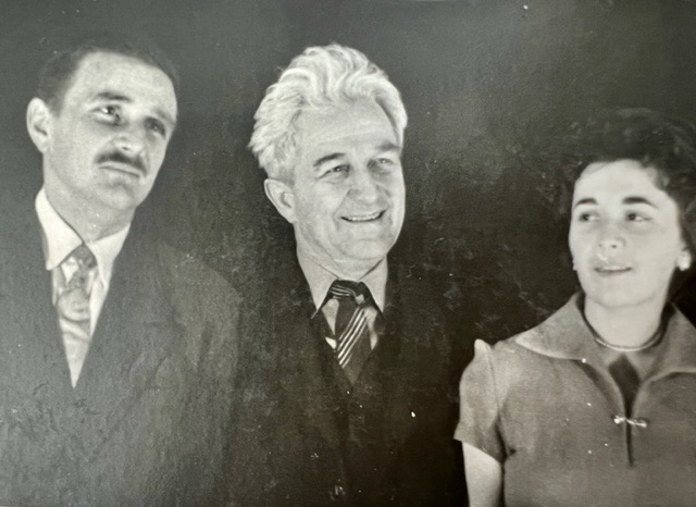 Ông Dan Novacovici (trái) ở tuổi 27, cùng với cha và em gái, vài tháng sau khi được trả tự do khỏi trại tập trung gulag vào năm 1963. (Ảnh: Đăng dưới sự cho phép của ông Dan Novacovici)