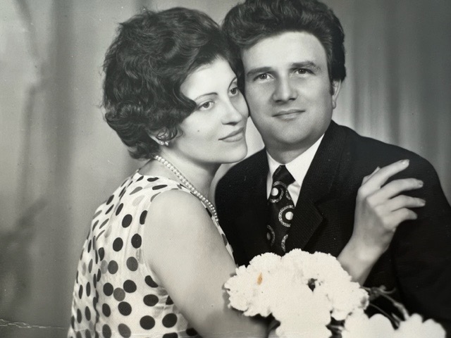 Ông Dan Novacovici và vợ, bà Emilia, trong lễ cưới của họ vào năm 1973. (Ảnh: Đăng dưới sự cho phép của ông Dan Novacovici)