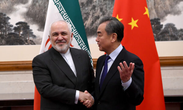 Ngoại trưởng Trung Quốc Vương Nghị bắt tay với Ngoại trưởng Iran Mohammad Javad Zarif trong cuộc gặp tại nhà khách quốc gia Điếu Ngư Đài ở Bắc Kinh, Trung Quốc, vào ngày 31/12/2019. (Ảnh: Noel Celis-Pool/Getty Images)