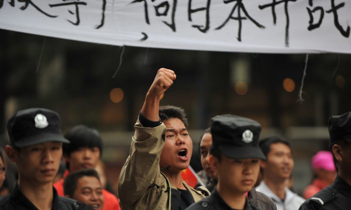 Một người biểu tình Trung Quốc hô khẩu hiệu trong cuộc biểu tình phản đối việc Nhật Bản “quốc hữu hóa” quần đảo Điếu Ngư, còn được gọi là Quần đảo Senkaku ở Nhật Bản, tại Côn Minh, tỉnh Vân Nam, Trung Quốc, vào ngày 18/09/2012. (Ảnh: STR/AFP/Getty Images)