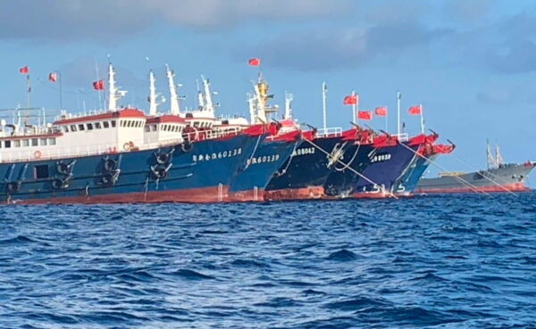 Các tàu Trung Quốc, được cho là do lực lượng dân quân hàng hải Trung Quốc điều khiển, tại Đá Ba Đầu (Whitsun Reef), Biển Đông, ngày 27/03/2021. (Ảnh: Lực lượng Tuần duyên Philippines/Lực lượng Đặc nhiệm Quốc gia-Biển Tây Philippines qua Reuters)