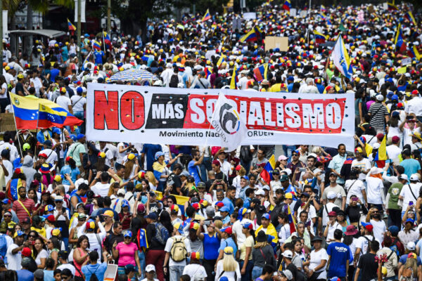 Những người ủng hộ phe đối lập giương biểu ngữ ghi “Không còn chủ nghĩa xã hội” trong một cuộc gặp mặt với người lãnh đạo phe đối lập của Venezuela Juan Guaidó, tại Caracas, Venezuela, vào ngày 02/02/2019. (Ảnh: Juan Barreto/AFP qua Getty Images)