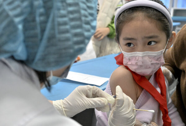 Một đứa trẻ được chích vaccine ngừa COVID-19 tại một trường học ở Hàm Đan, tỉnh Hà Bắc phía bắc Trung Quốc, vào ngày 27/10/2021. (Ảnh: AFP qua Getty Images)