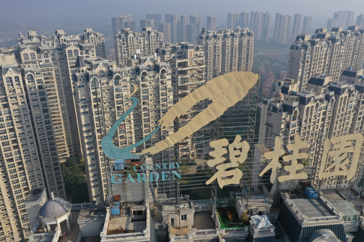 Bức ảnh chụp từ trên không này được chụp hôm 31/10/2021, cho thấy logo của nhà phát triển Bích Quế Viên (Country Garden Holdings) của Trung Quốc trên nóc một tòa nhà ở Trấn Giang, tỉnh Giang Tô phía đông Trung Quốc. (Ảnh: STR/AFP qua Getty Images)