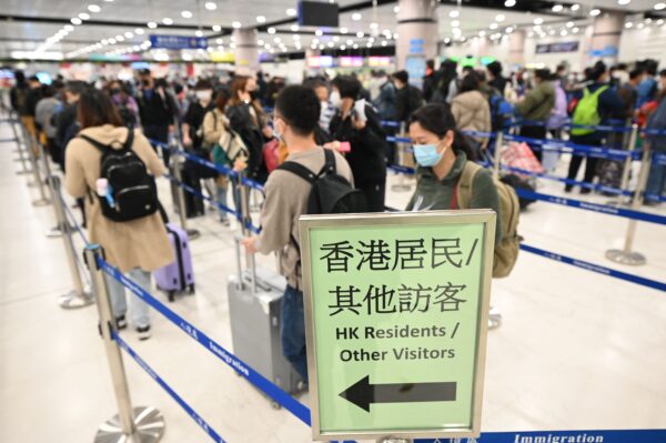 Khách du lịch tại trạm kiểm soát Lok Ma Chau ở cửa khẩu biên giới Thâm Quyến với Hoa lục ở Hồng Kông hôm 08/01/2023. (Ảnh: Peter Parks/AFP qua Getty Images)