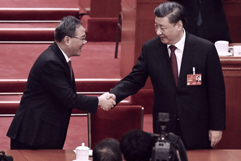 Ủy viên Thường vụ Bộ Chính trị Lý Cường bắt tay chúc mừng Chủ tịch Tập sau khi ông được xác nhận là nguyên thủ quốc gia nhiệm kỳ thứ ba trong phiên họp toàn thể lần thứ ba của Đại hội Đại biểu Nhân dân Toàn quốc (NPC) tại Bắc Kinh hôm 10/03/2023. (Ảnh: Noel Celis/AFP qua Getty Images)