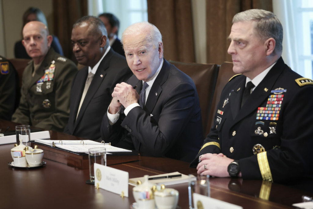 Tổng thống Joe Biden gặp Bộ trưởng Quốc phòng Lloyd Austin (thứ 2 từ trái qua), Tư lệnh Thủy quân lục chiến Tướng David Berger (trái), Chủ tịch Hội đồng Tham mưu trưởng Liên quân Tướng Mark Milley (phải), các thành viên Hội đồng Tham mưu trưởng Liên quân, và các chỉ huy tác chiến trong Phòng Nội Các của Tòa Bạch Ốc vào ngày 20/04/2022. (Ảnh: Win McNamee/Getty Images)