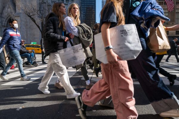 Mọi người đi bộ dọc theo Đại lộ số 5 (5th Avenue) ở Manhattan, một trong những con phố mua sắm hàng đầu quốc gia, ở thành phố New York, hôm 15/12/2023. (Ảnh: Spencer Platt/Getty Images)