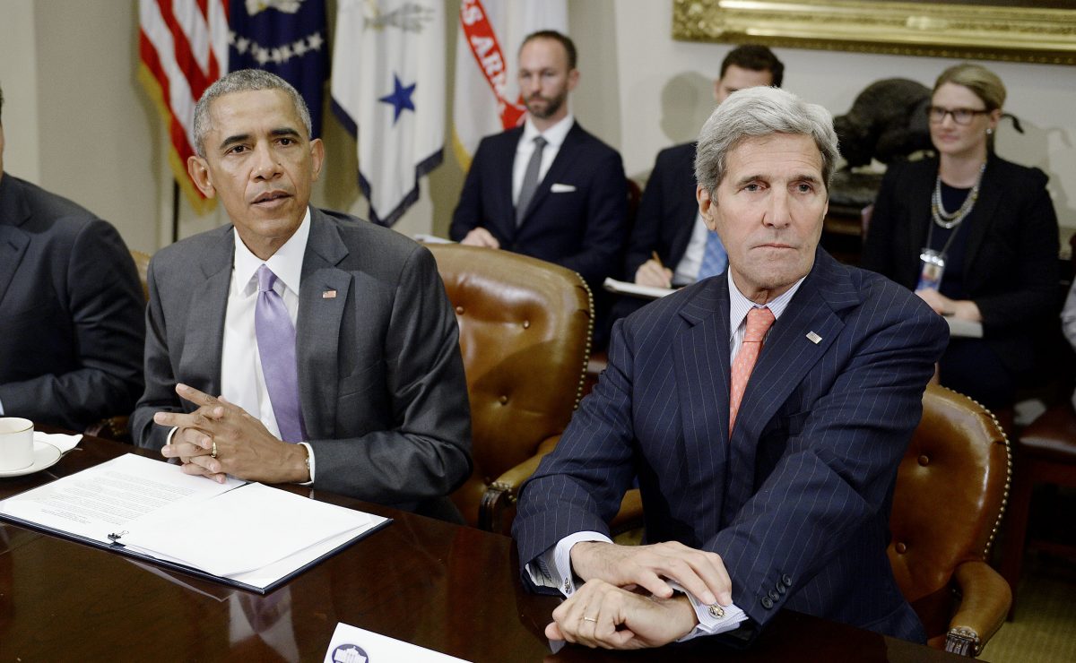 Tổng thống Barack Obama và Ngoại trưởng John Kerry (bên phải) gặp gỡ với một nhóm nhỏ cựu chiến binh và tổ chức Gold Star Mothers để thảo luận về thỏa thuận hạt nhân Iran trong Phòng Roosevelt tại Tòa Bạch Ốc vào ngày 10/09/2015. (Ảnh: Olivier Douliery-Pool/Getty Images)