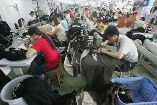 Các nhân viên Trung Quốc làm việc tại một nhà máy may mặc ở Thâm Quyến, tỉnh Quảng Đông, Trung Quốc, 04/05/2005. (Ảnh: China Photos/Getty Images)