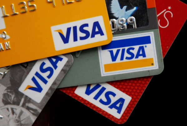 Thẻ phúc lợi không dùng tiền mặt của Visa. (Ảnh: Justin Sullivan/Getty Images)