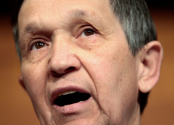 Cựu Dân biểu Hoa Kỳ Dennis Kucinich trình bày trong cuộc họp báo tại Capitol Hill ở Hoa Thịnh Đốn, vào ngày 17/03/2010. (Ảnh: Alex Wong/Getty Images)