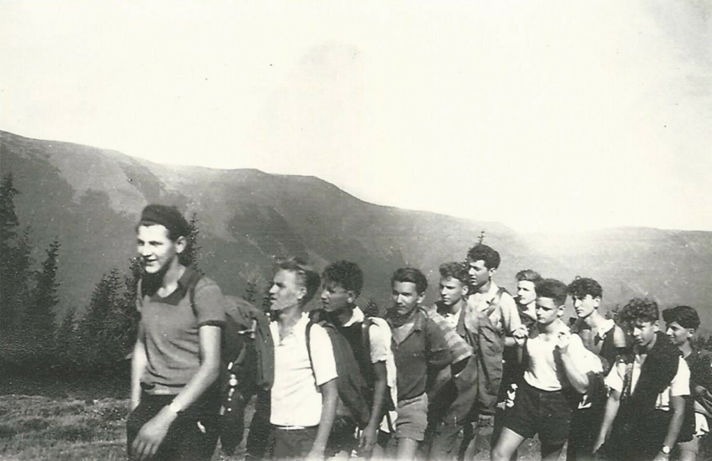Ông Dan Novacovici và những người bạn của mình thực hiện một chuyến đi đến Dãy núi Fagaras để mang đồ tiếp tế cho những người thuộc phong trào chống cộng đang ẩn náu trong các hang động ở vùng núi, vào khoảng năm 1948 – 1950. (Ảnh: Đăng dưới sự cho phép của ông Dan Novacovici)