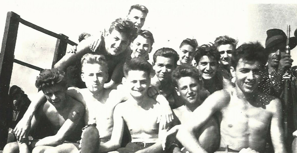 Ông Dan Novacovici và những người bạn của ông trong chuyến đi đến Dãy núi Fagaras, vào khoảng năm 1948–1950. (Ảnh: Đăng dưới sự cho phép của ông Dan Novacovici)