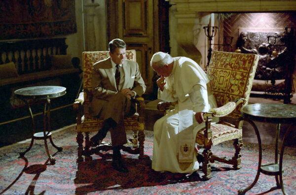 Cựu Tổng thống Ronald Reagan gặp gỡ Giáo hoàng John Paul II tại Bảo tàng Vizcaya ở Miami, vào tháng 09/1987. Bộ sưu tập ảnh Tòa Bạch Ốc. (Ảnh: Tài liệu công cộng)