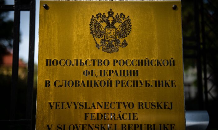 Một bảng thông tin về tòa nhà Đại sứ quán Liên bang Nga ở trung tâm thành phố Bratislava, Slovakia, vào ngày 22/04/2021. (Ảnh: Vladimir Simicek/AFP qua Getty Images)