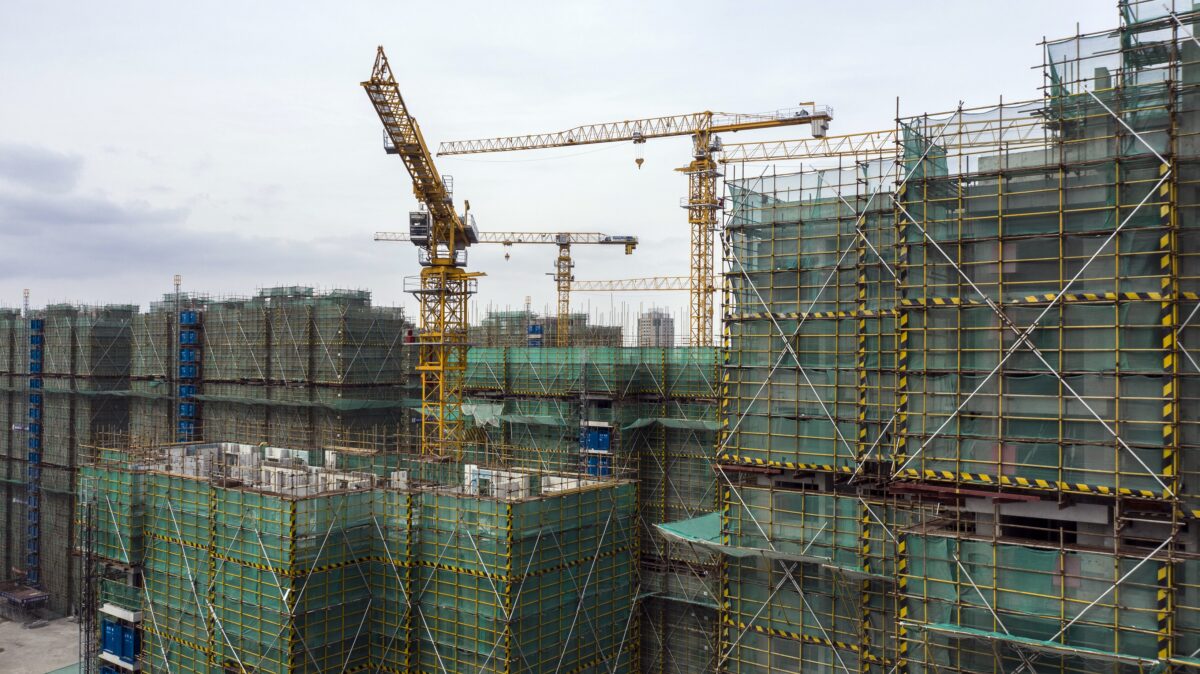 Các tòa nhà chung cư chưa hoàn thiện tại dự án dân cư Phoenix City, do Bích Quyế Viên (Country Garden Holdings Co.), phát triển, ở Thượng Hải, Trung Quốc, hôm 17/01/2022. (Ảnh: Qilai Shen/Bloomberg qua Getty Images)