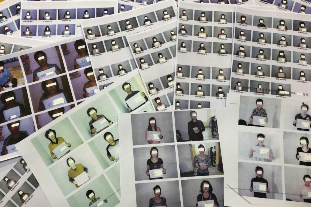 Những tấm ảnh chụp người tị nạn Bắc Hàn được Hiệp hội Nhân quyền Người tị nạn Bắc Hàn giúp đỡ được trưng bày tại Seoul, Nam Hàn vào ngày 11/06/2019. (Ảnh: Josh Smith/Reuters)