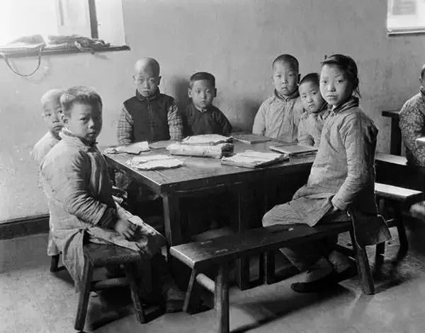 Có một hôm ông đến trường nghĩa thục, nhìn thấy học sinh đang học bài trên lớp, nhưng lại không thấy thầy giáo. Ảnh minh họa. Trong hình là trường tư thục ở Hàng Châu, chụp trong khoảng thời gian từ 1917 đến 1919. (Ảnh: Tài sản công)
