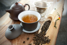 Trà đạo thuần túy chỉ là người, trà và bộ trà cụ, thông qua việc pha trà, dâng trà, thưởng trà để thể hiện và thưởng thức nghệ thuật trà đạo tuyệt mỹ. (Ảnh: Shutterstock)