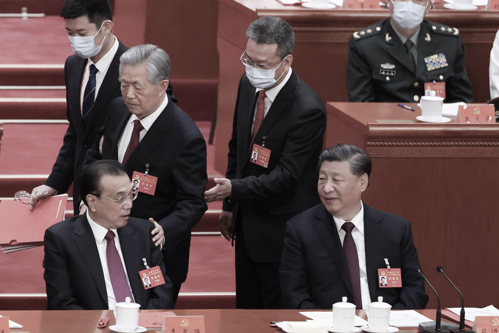 Ngày 22/10/2022, tại lễ bế mạc Đại hội Đại biểu Toàn quốc lần thứ 20 của ĐCSTQ, ông Hồ Cẩm Đào đã bị nhân viên đưa ra khỏi hội trường. Trước khi rời đi, ông Hồ đã vỗ nhẹ vào ông Lý Khắc Cường. (Ảnh: Lintao Zhang/Getty Images)
