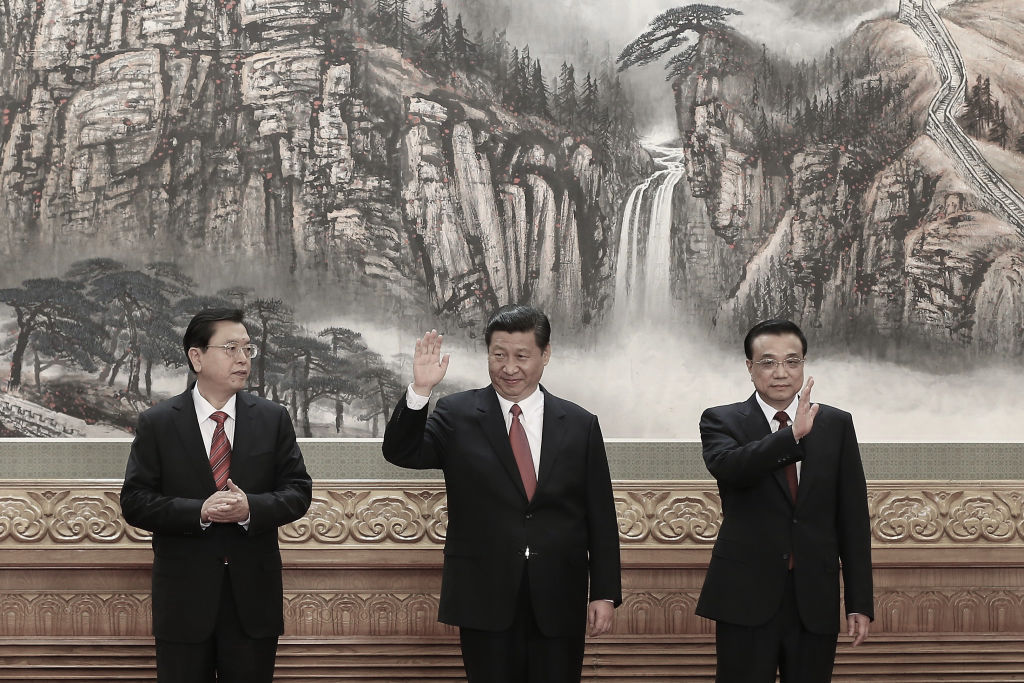 Ảnh chụp ông Tập Cận Bình (giữa), ông Lý Khắc Cường (phải) và ông Trương Đức Giang (trái) trong Ban Thường vụ mới của ĐCSTQ sau Đại hội 18 vào năm 2012. (Ảnh: Lintao Zhang/Getty Images)