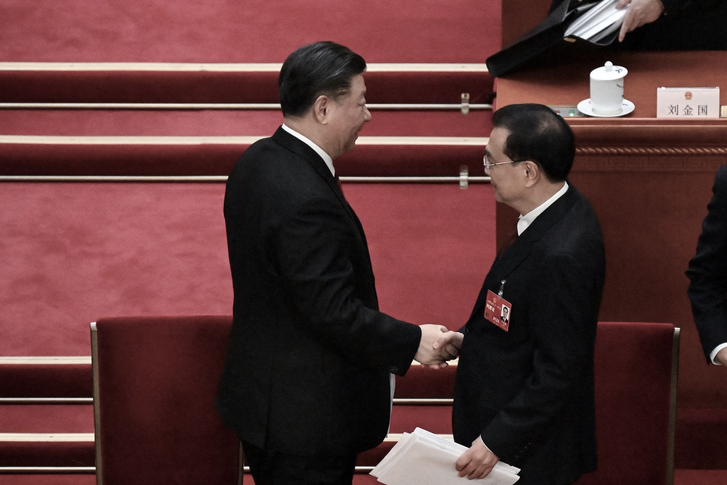 Chủ tịch Trung Quốc Tập Cận Bình (trái) đã có một cái bắt tay ngắn với Thủ tướng Lý Khắc Cường (phải) tại lễ khai mạc Đại hội đại biểu Nhân dân Toàn quốc (NPC) tại Đại lễ đường Nhân dân ở Bắc Kinh vào ngày 05/03/2023. (Ảnh: NOEL CELIS/AFP/Getty Images)