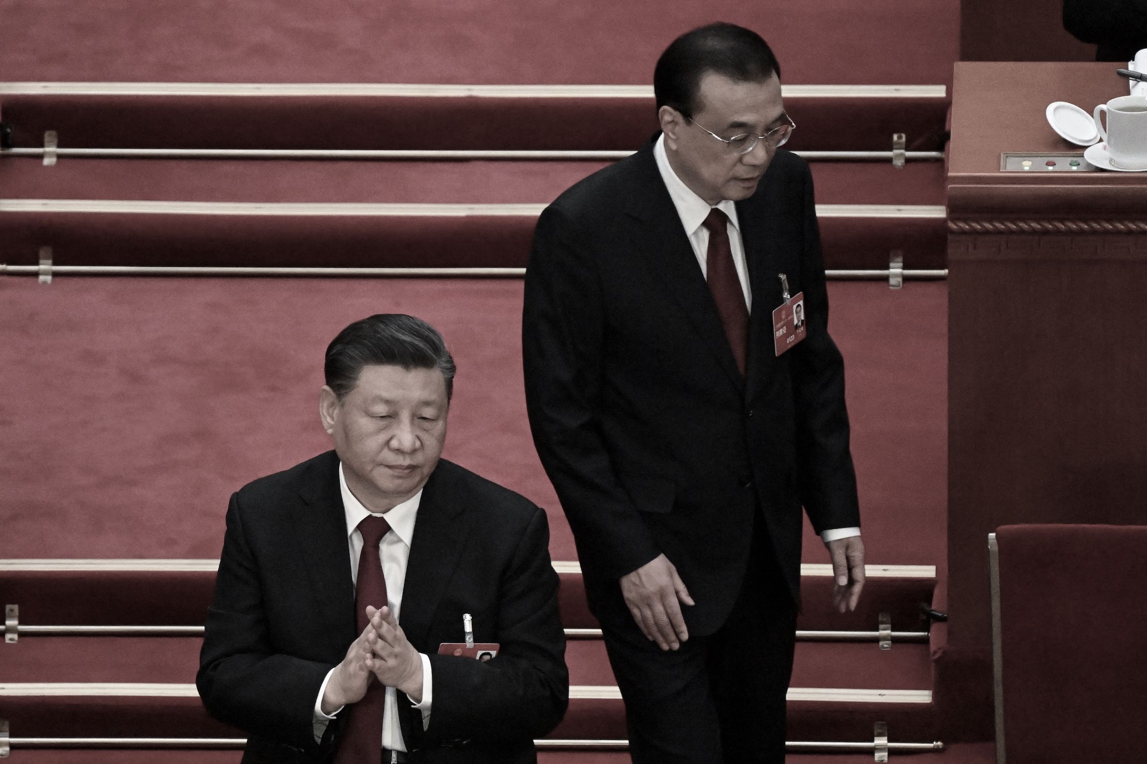 Ảnh chụp Thủ tướng Trung Quốc Lý Khắc Cường (phải) đi ngang qua Chủ tịch Trung Quốc Tập Cận Bình (giữa) sau khi đọc báo cáo công tác tại lễ khai mạc Đại hội đại biểu Nhân dân Toàn quốc (NPC) tại Đại lễ đường Nhân dân ở Bắc Kinh vào ngày 05/03/2023. (Ảnh: Noel Celis/AFP/Getty Images)