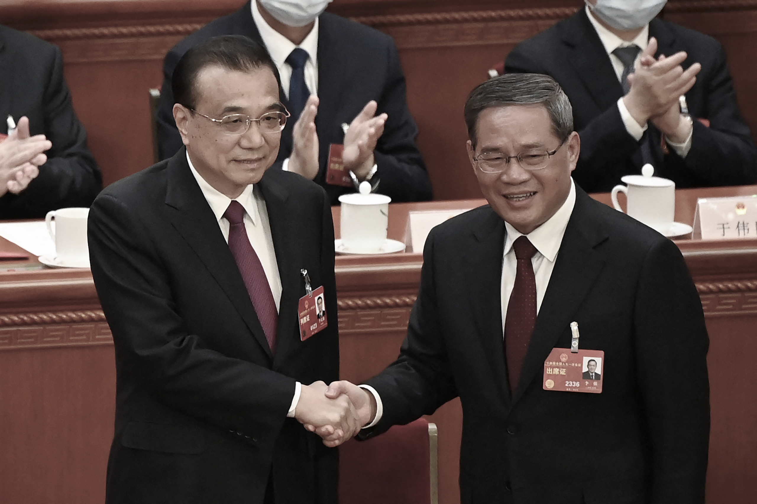 Ngày 11/03/2023, cựu Thủ tướng Lý Khắc Cường (trái) và Thủ tướng mới đắc cử Lý Cường (phải) đã bắt tay nhau tại Hội nghị toàn thể lần thứ 4 của Đại hội đại biểu Nhân dân toàn quốc (NPC) tại Đại lễ đường Nhân dân ở Bắc Kinh. (Ảnh: GREG BAKER/POOL/AFP/Getty Images)