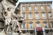 Bức tượng bên ngoài Bảo tàng Thành phố Rome. (Ảnh: S.YANG cung cấp)