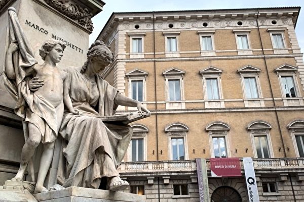 Bức tượng bên ngoài Bảo tàng Thành phố Rome. (Ảnh: S.YANG cung cấp)