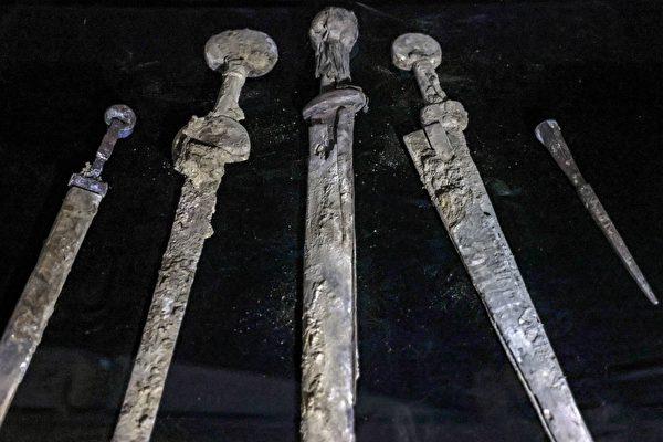 Ngày 06/09/2023, Cơ quan Quản lý Cổ vật Israel đã tổ chức một cuộc họp báo để công bố với giới truyền thông về những vũ khí cổ thời La Mã mà các nhà khảo cổ học của nước này khai quật được từ một hang động gần bờ Biển Chết. (Ảnh: Ronaldo Schemidt/AFP)