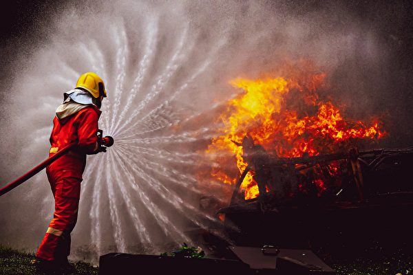 Lính cứu hỏa dùng nước để dập lửa. (Ảnh: Shutterstock)